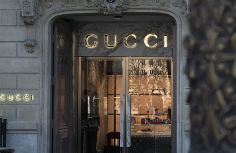 gucci stratégie marketing|Gucci luxury fashion strategy.